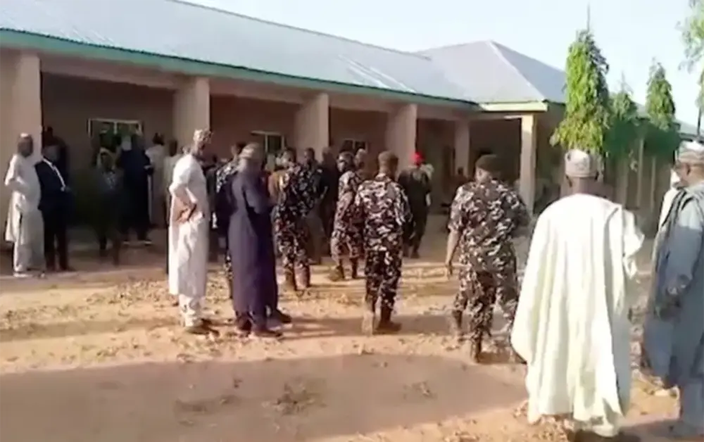 Şok olay! Bu ölkədə 200-dən çox şagird və müəllim qaçırıldı