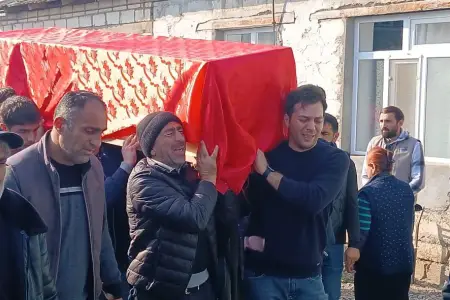 Faciəli şəkildə ölən ofisiantın cənazəsini "bəy maşını"nda daşıdılar - Foto