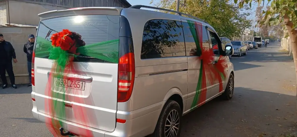 Faciəli şəkildə ölən ofisiantın cənazəsini "bəy maşını"nda daşıdılar - Foto