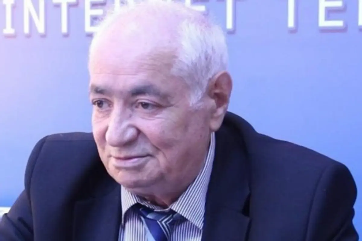 Prezident Vahid Əzizi təltif etdi