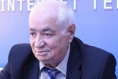 Prezident Vahid Əzizi təltif etdi