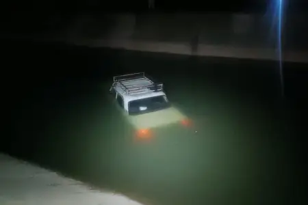 Tovuzda avtomobil su kanalına düşdü