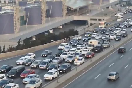 Bakının bir sıra yollarında nəqliyyatın sıxlığı yarandı