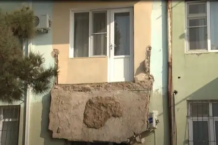 Bakıda binanın eyvanı uçdu, xəsarət alan var - Yeniləndi