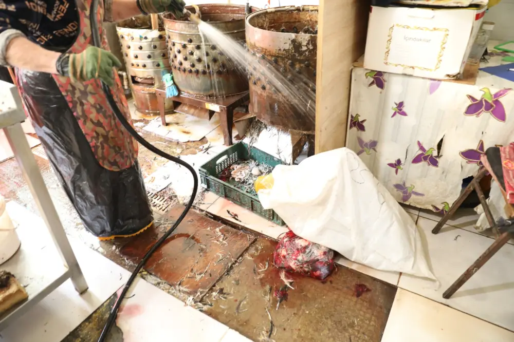 "Vosmoy bazarı"nda quş kəsimi yeri bağlandı - Fotolar