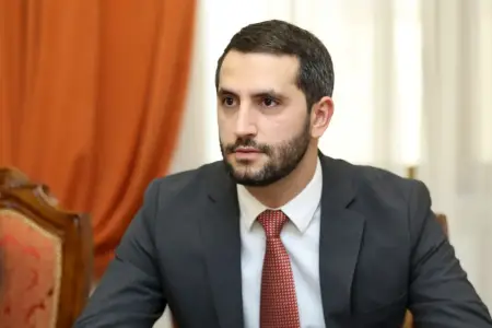 Paşinyana “çılpaq kral” deyən jurnalistə sərt cavab 