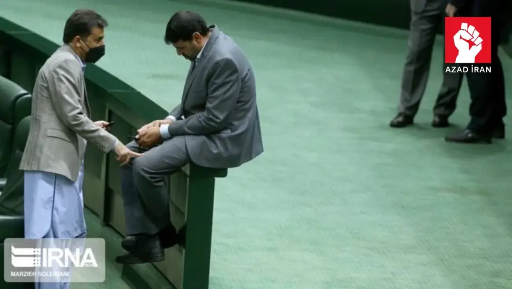 Yatan, ayağını masaya qoyan millət vəkilləri - İran parlamentindən fotolar