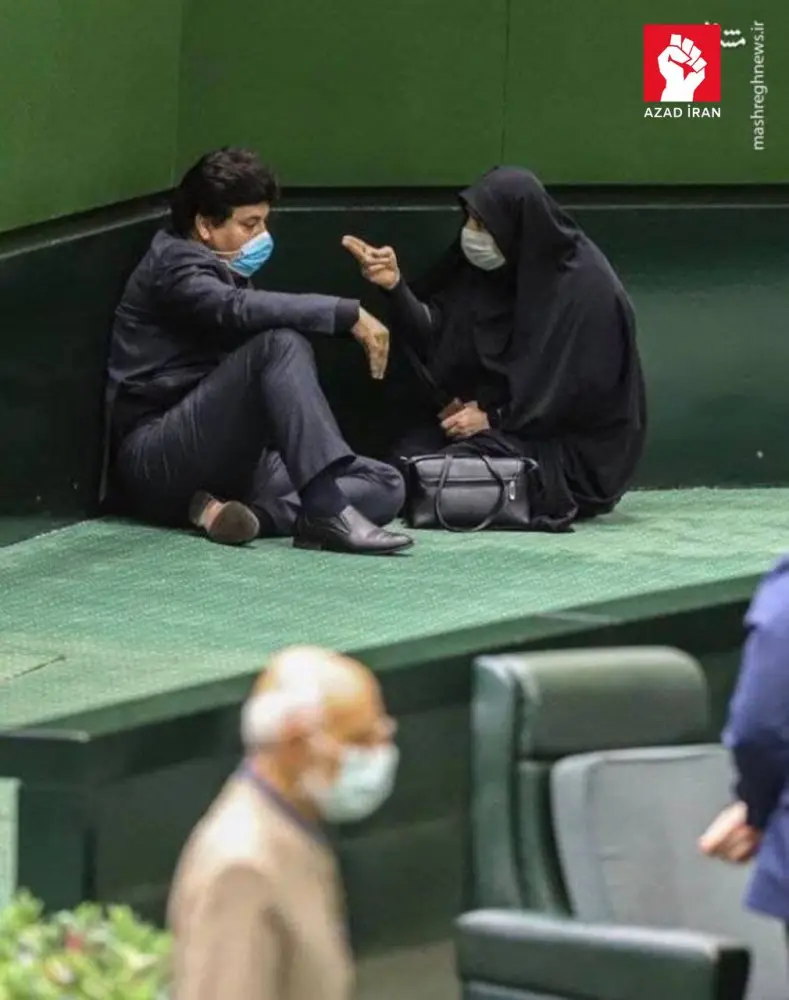 Yatan, ayağını masaya qoyan millət vəkilləri - İran parlamentindən fotolar