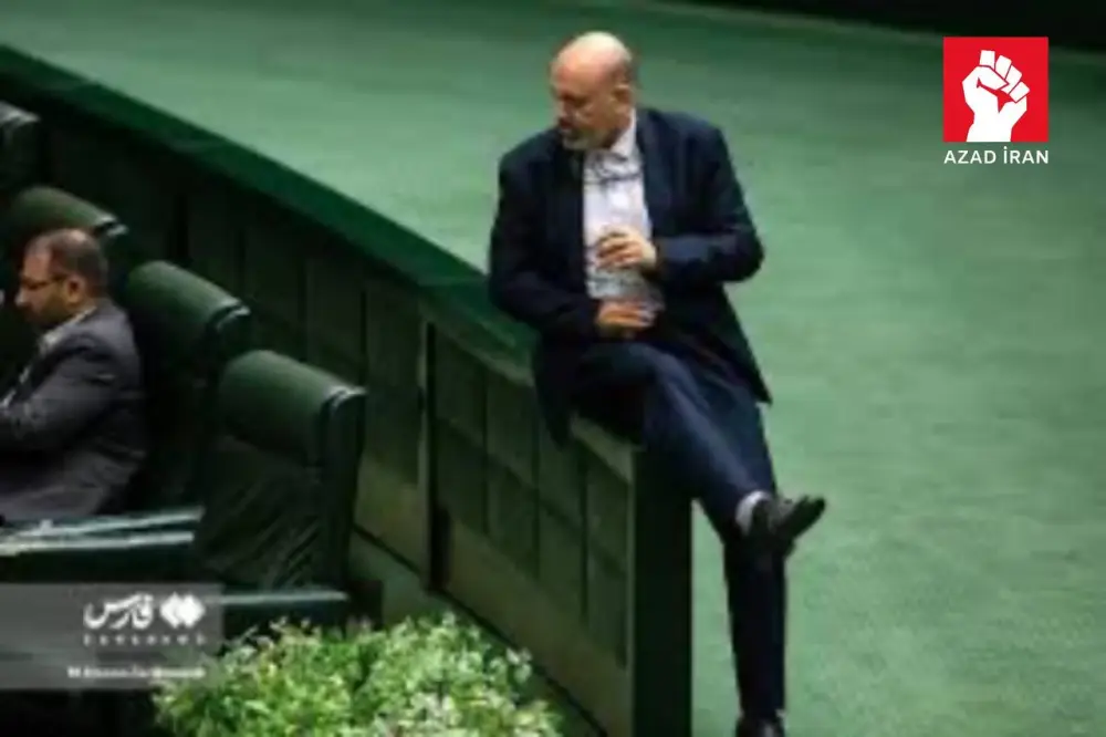 Yatan, ayağını masaya qoyan millət vəkilləri - İran parlamentindən fotolar