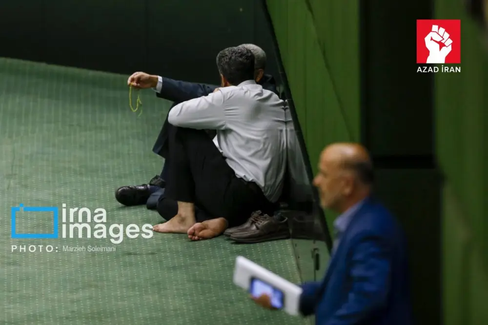 Yatan, ayağını masaya qoyan millət vəkilləri - İran parlamentindən fotolar