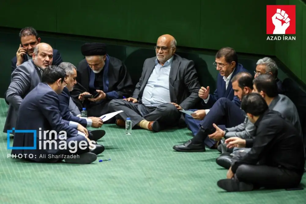 Yatan, ayağını masaya qoyan millət vəkilləri - İran parlamentindən fotolar