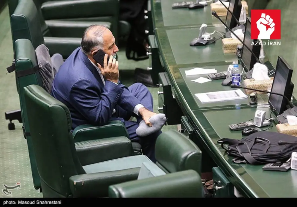 Yatan, ayağını masaya qoyan millət vəkilləri - İran parlamentindən fotolar