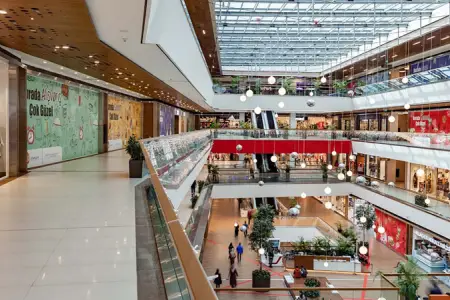 Ölkədən qaçan Xalq artisti Kiprdə görüntüləndi - Video