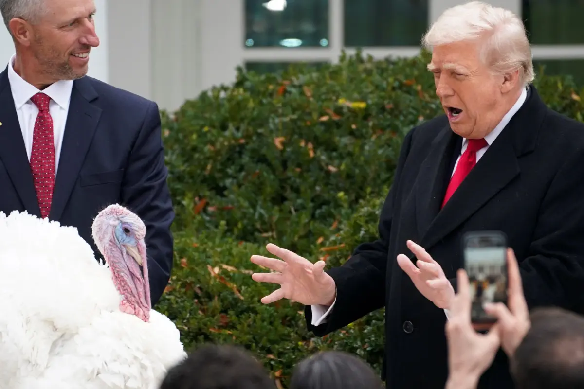 Trampdan Şükran Gününə özəl jest - Fotolar 