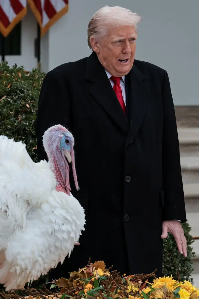 Trampdan Şükran Gününə özəl jest - Fotolar 