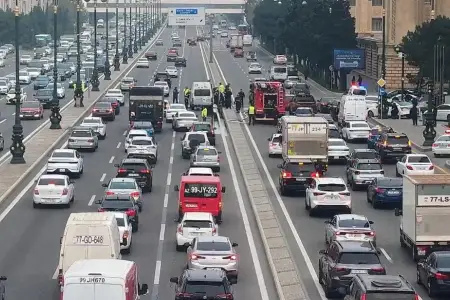 Bakıda prospektdə avtomobil yandı - Foto- Video
