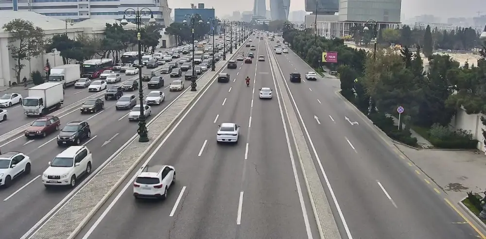 Bakıda prospektdə avtomobil yandı - Foto- Video