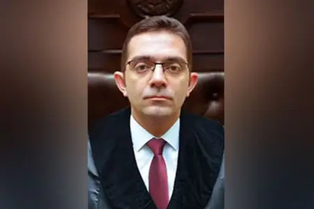 Kiçik qardaşın yerinə böyüyünün həbs edilməsi iddiasına - Məhkəmədən cavab