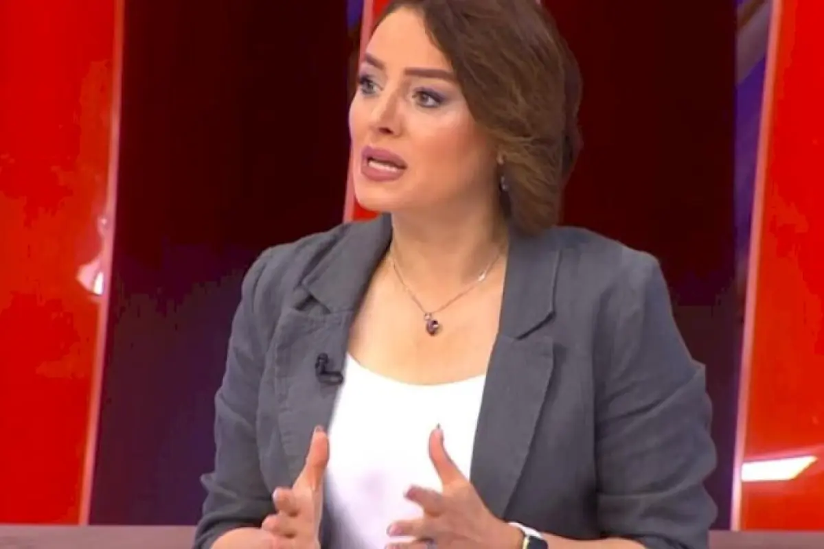 Məşhur aparıcı studiyada yıxıldı - VİDEO