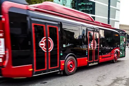 Gəncədə maşın "Baku Bus"a çırpıldı - Ölən və xəsarət alanlar var