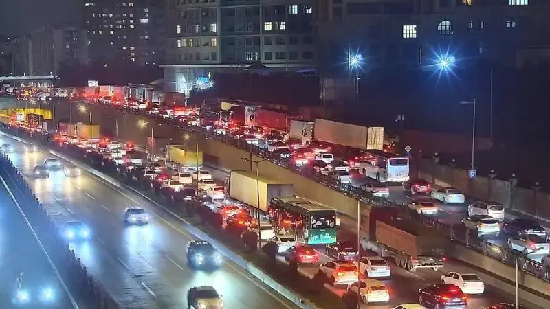 "20 Yanvar" dairəsində yola yük dağıldı, sıxlıq yarandı – YENİLƏNDİ