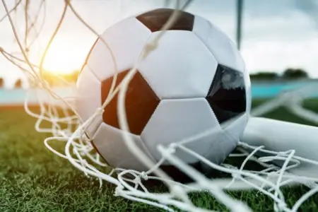 Yaşıl meydan döyüş yerinə çevrildi: 17 qırmızı vərəqə verildi 