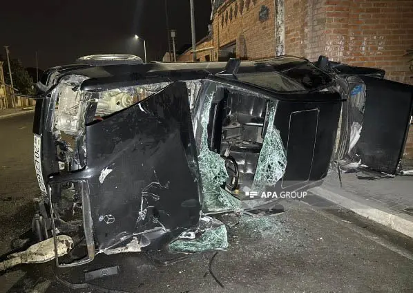 Gəncədə avtomobil aşdı, 3 nəfər xəsarət aldı – Foto