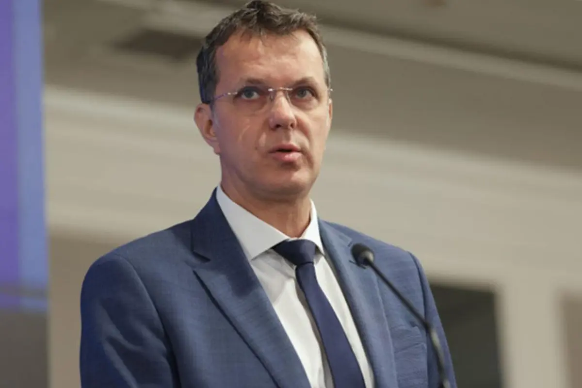 Diplom qalmaqalı istefa ilə nəticələndi: bu ölkənin müdafiə naziri vəzifədən getdi