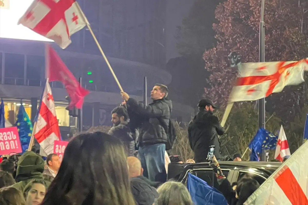 Tbilisi yenə qarışdı – etirazların ildönümü böyük yürüşlə qeyd edildi