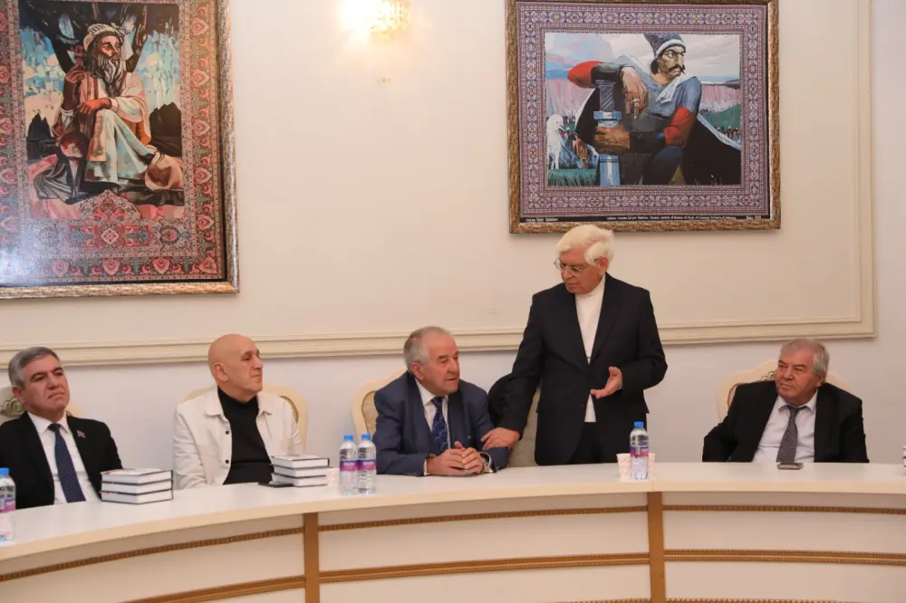 Seyran Səxavətlə imza günü keçirildi