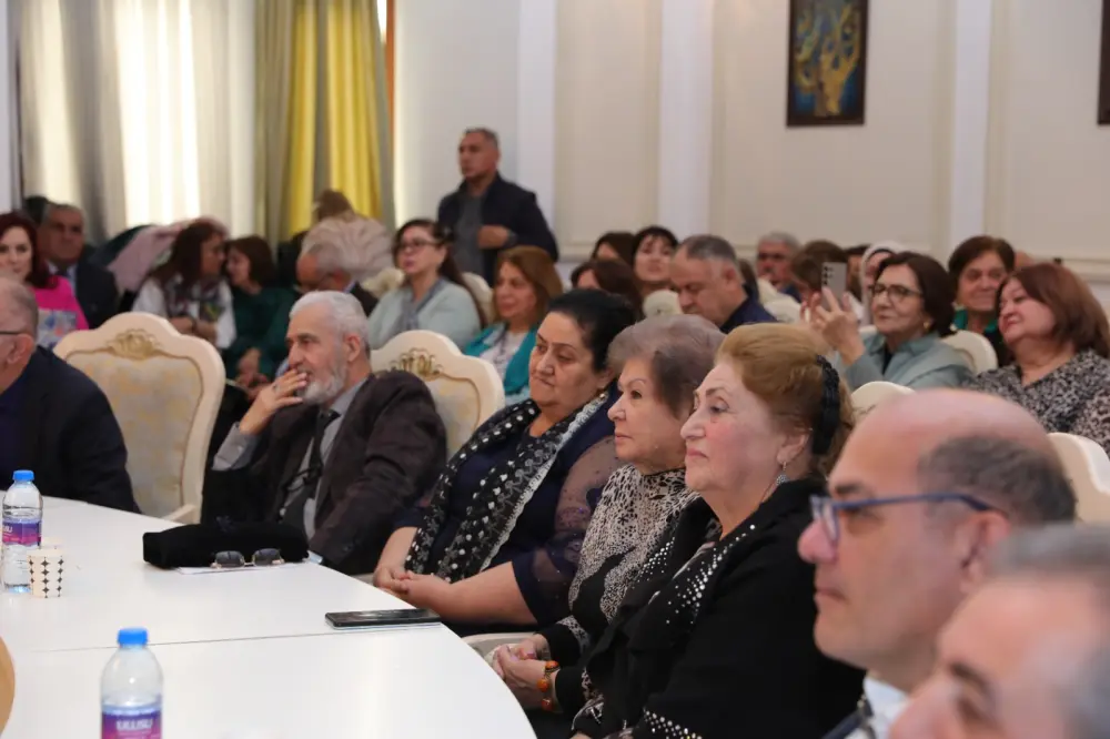 Seyran Səxavətlə imza günü keçirildi