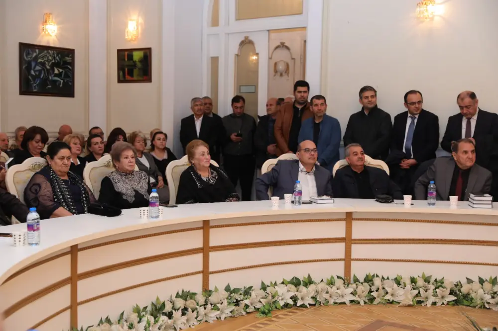 Seyran Səxavətlə imza günü keçirildi