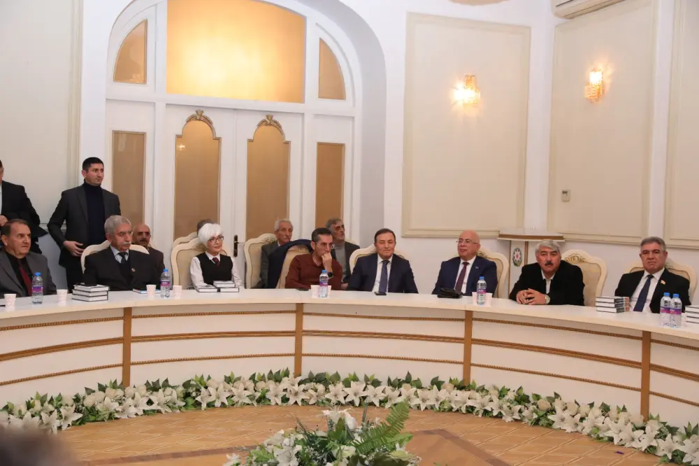 Seyran Səxavətlə imza günü keçirildi