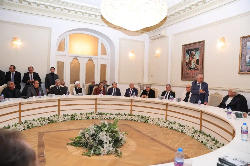 Seyran Səxavətlə imza günü keçirildi