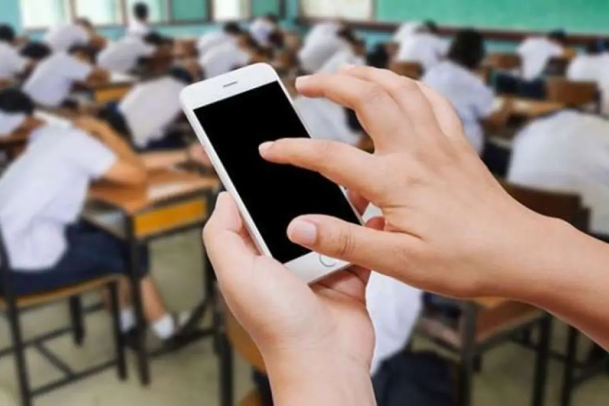 Liseylərdə telefon qadağan edilir