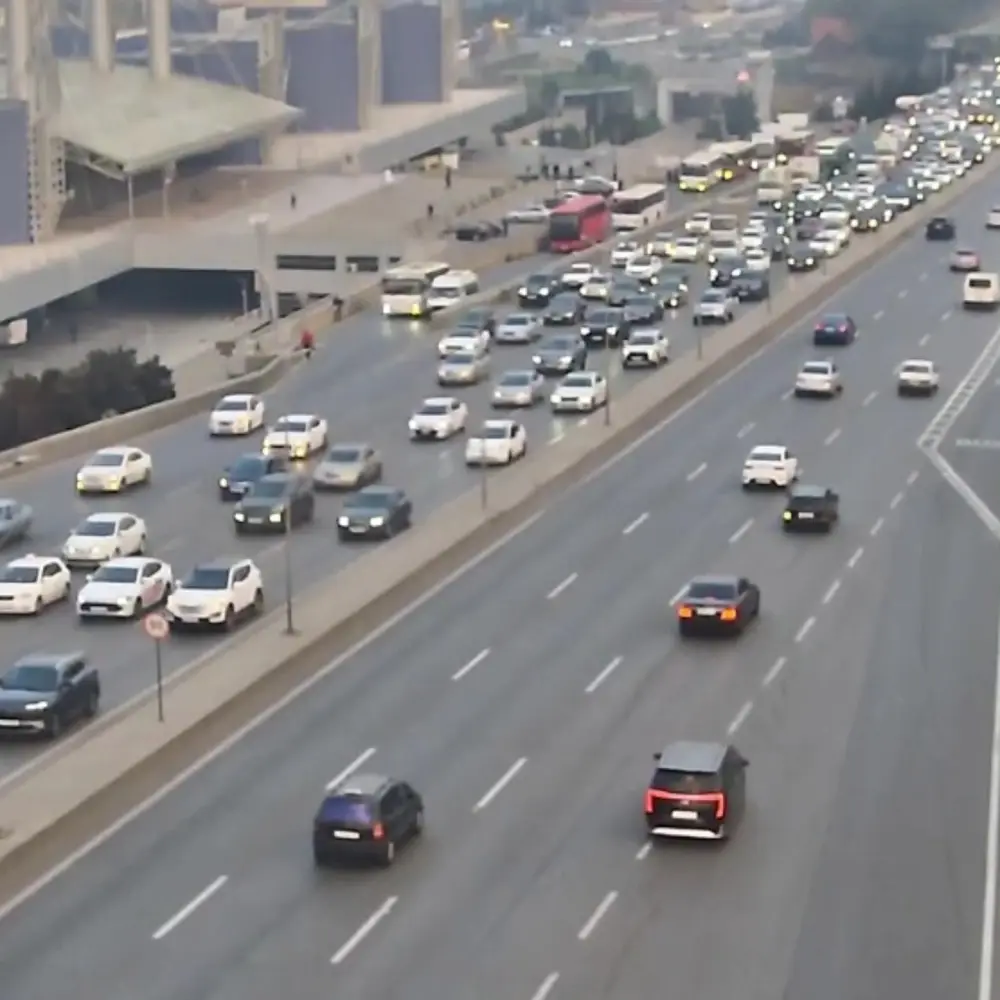 17 istiqamətdə tıxac var