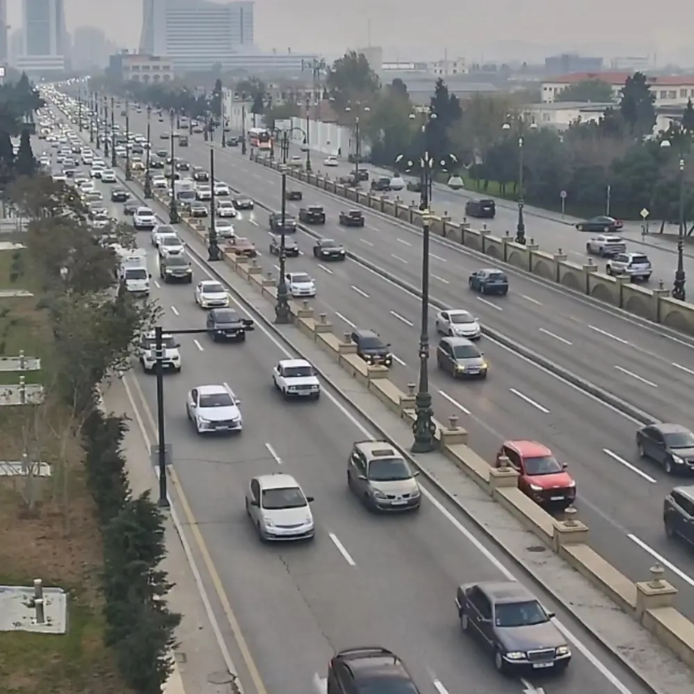 17 istiqamətdə tıxac var