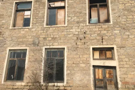 "Bəzi məktəblərin pəncərəsi neylon örtüklə bağlanır"