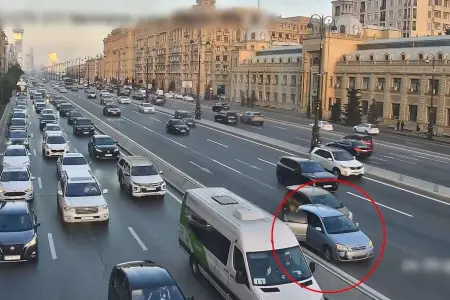 Yolun ortasında sərnişin düşürmək qəzaya səbəb oldu – Video