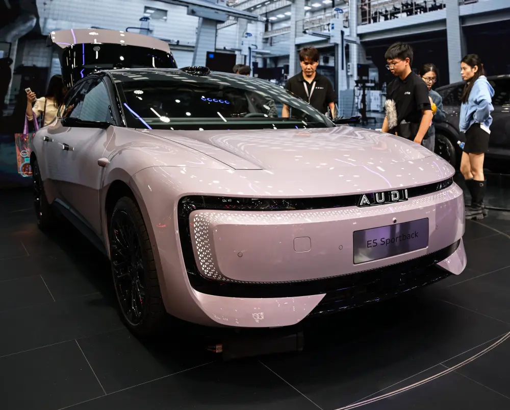 Çində beynəlxalq sərgi: lüks avtomobillər nümayiş olundu – Fotolar