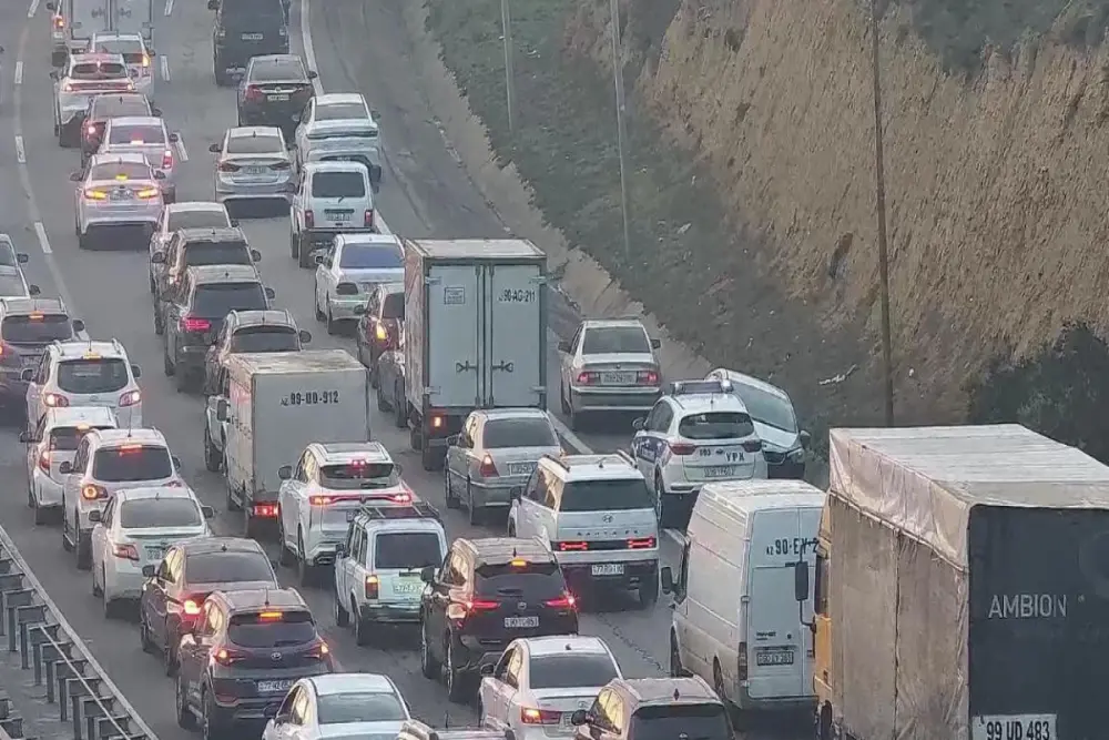 Kənar dairəvi yolda qəza olub, sıxlıq var - Foto