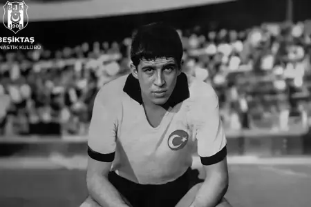 Əfsanəvi futbolçu vəfat etdi