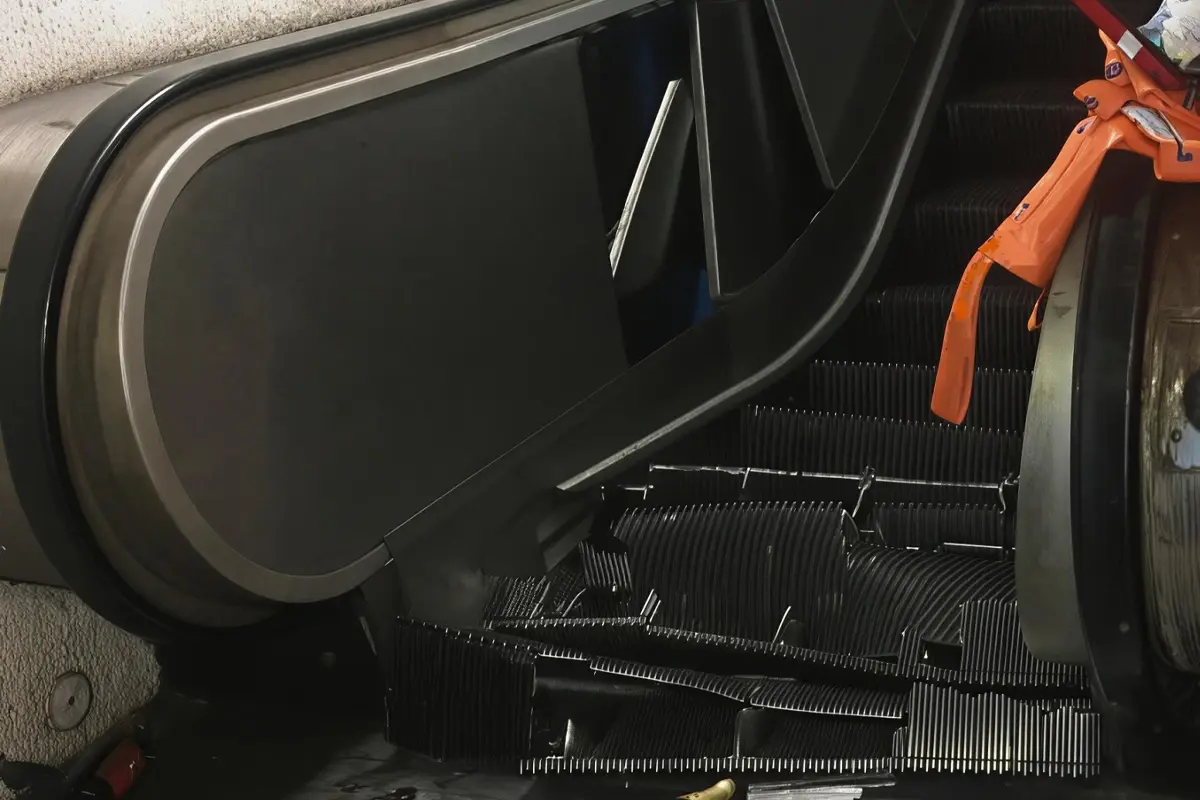 Bakıda yeraltı keçiddə eskalator qırıldı, xəsarət alanlar var