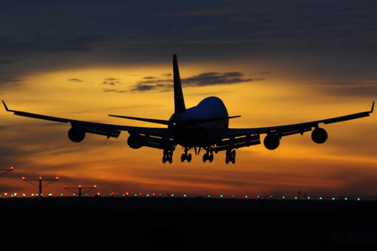 Dubaya uçan təyyarə Bakıda təcili eniş etdi