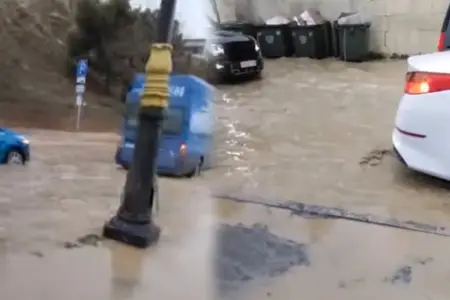Bakıda bəzi küçələri su basdı - Video