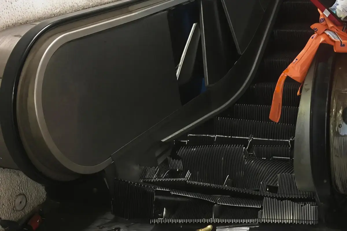 Eskalator qırıldı: Xəsarət alanların son durumu