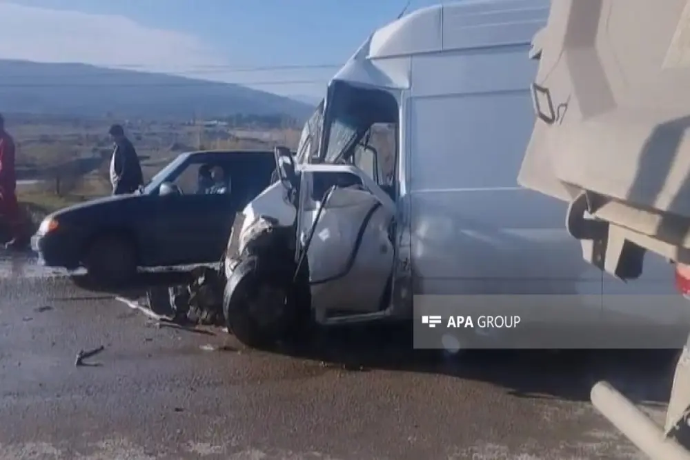 Qubada avtobus yük maşını ilə toqquşdu, ölən var - Foto