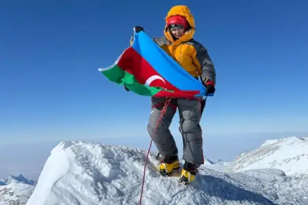 Azərbaycanlı xanım alpinist Vinson dağını fəth edib - Foto