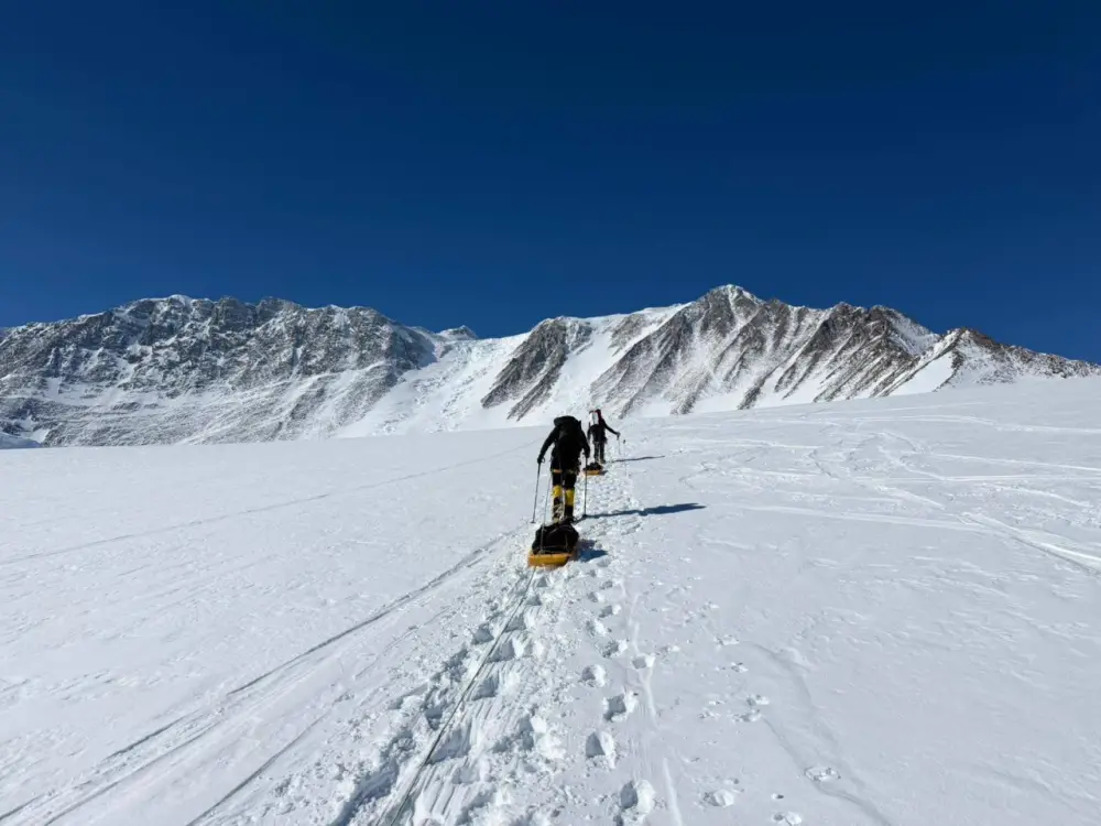 Azərbaycanlı xanım alpinist Vinson dağını fəth edib - Foto