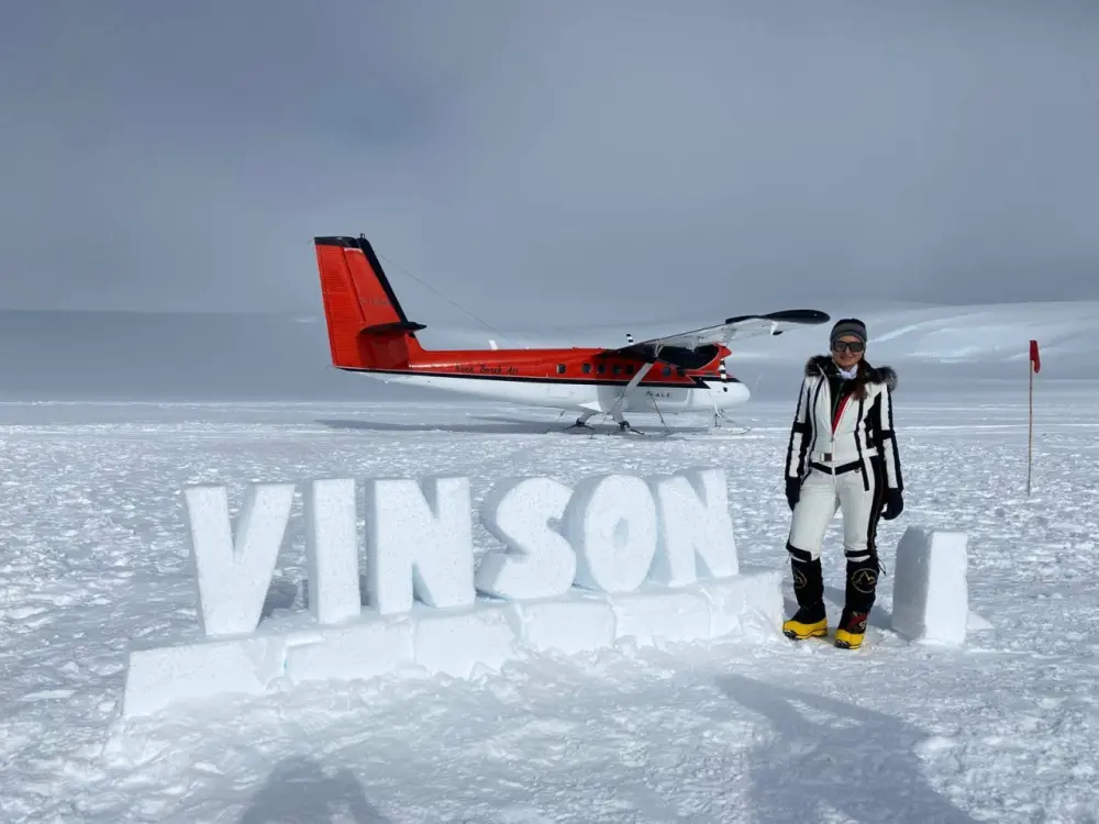 Azərbaycanlı xanım alpinist Vinson dağını fəth edib - Foto